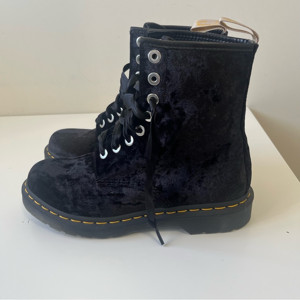 NWOT Dr. Martens VEGAN 1460 WOMEN'S CRUSHED VELVET LACE UP BOOTS Size 9 - Picture 4 of 9
